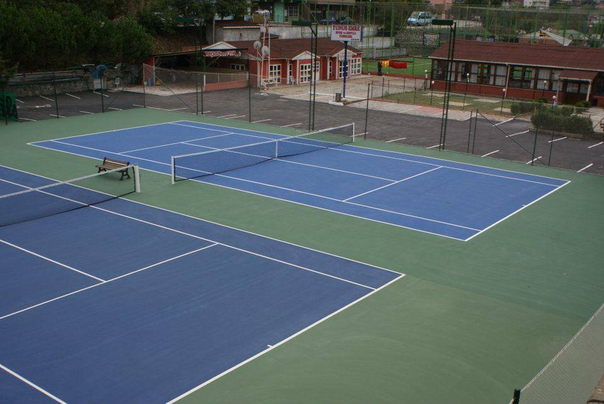 Performans Tenis Akademisi Cemile Sultan Korusu\'nda Hizmet Veriyor