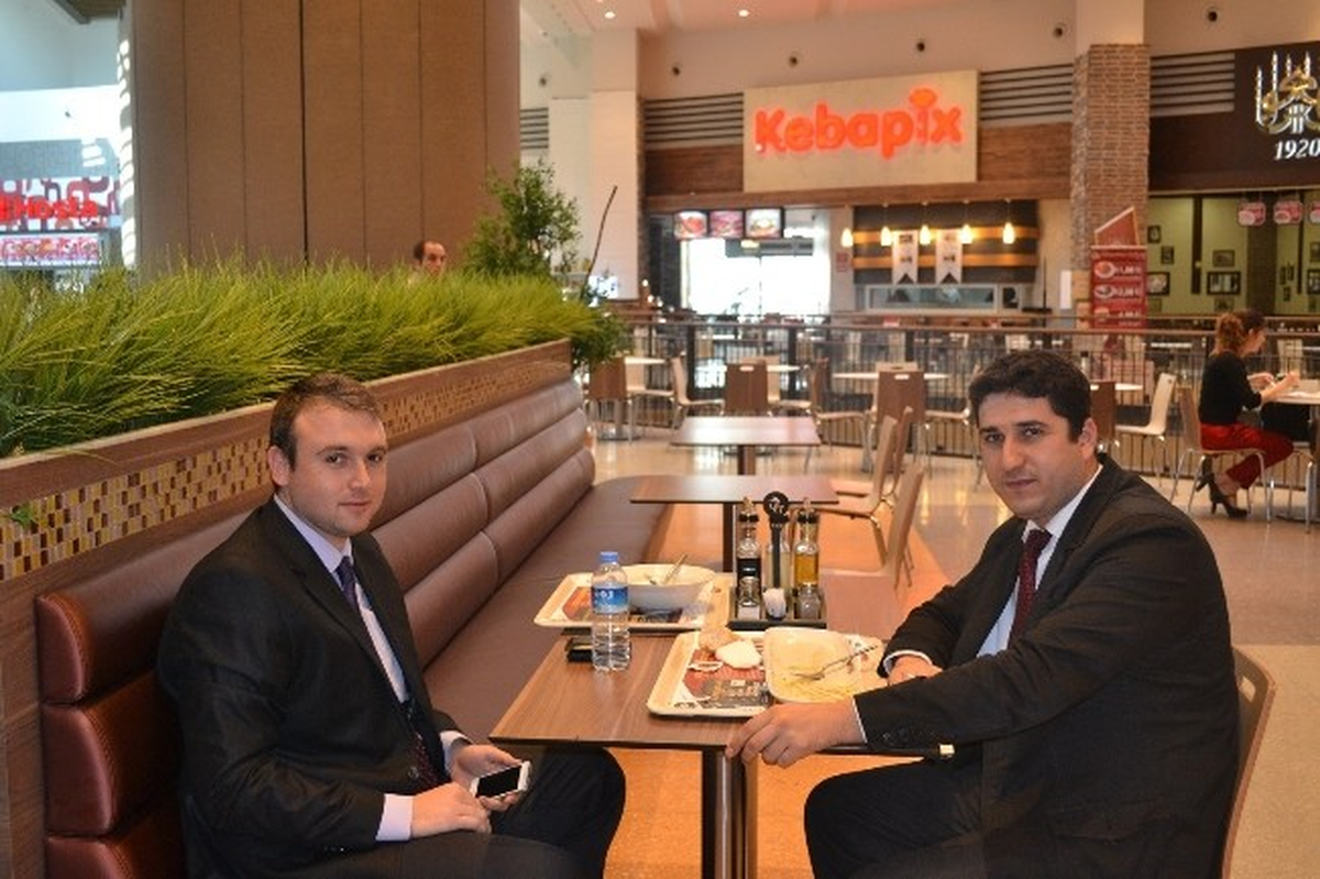 Şanslı Masaya Oturan Kazanıyor