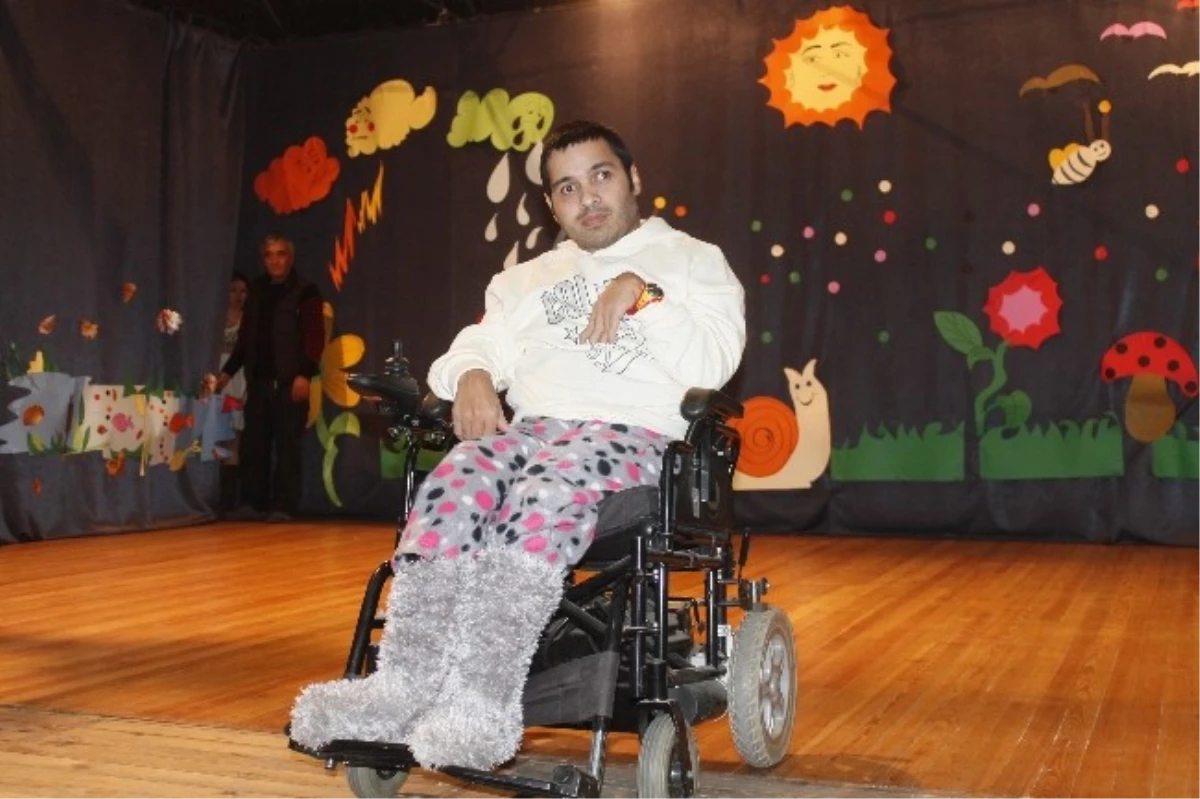 Selçuk\'ta Engelli Öğrencilerin Gösterileri Duygulu Anlar Yaşattı