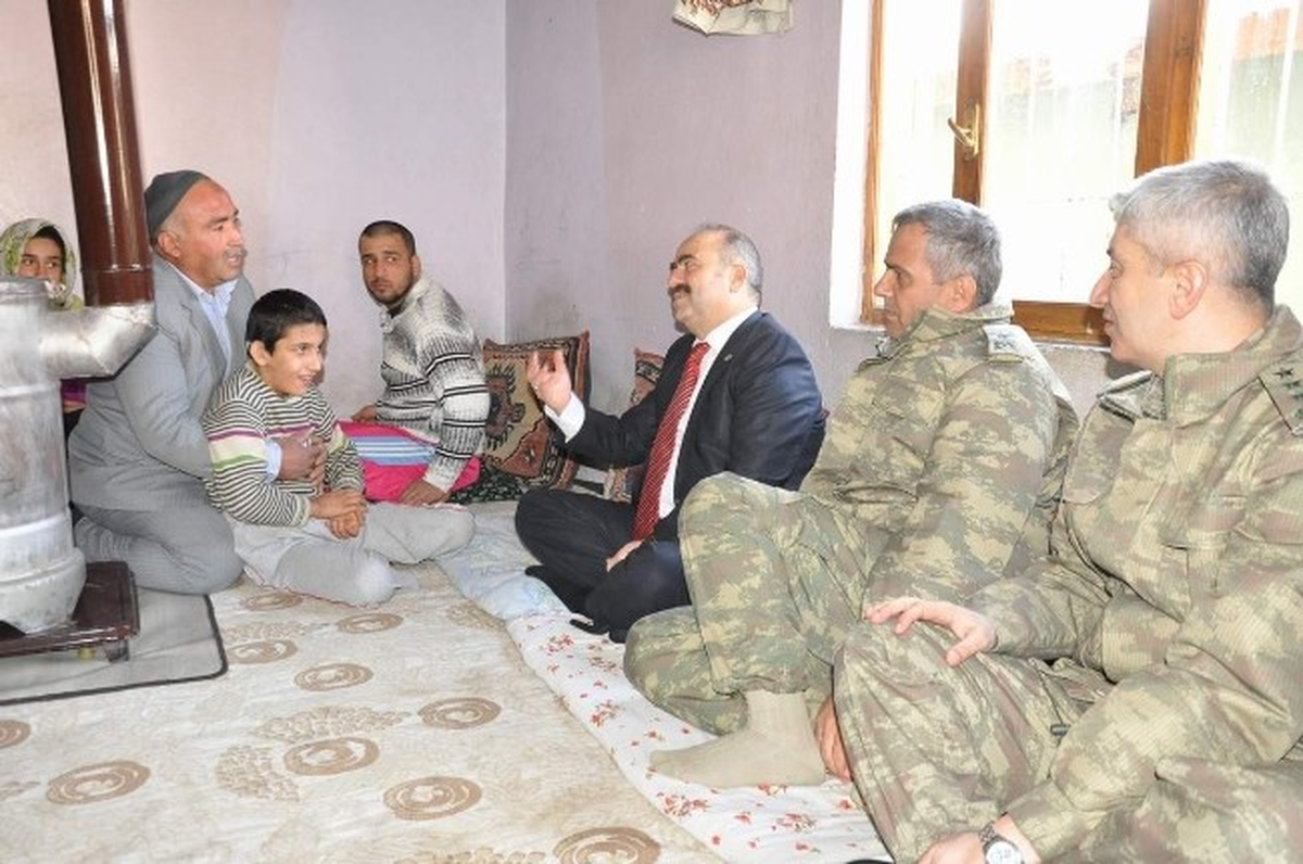 Siirt Valisi Aydın, Ziyaret Ettiği Bir Köyde Özürlü 4 Çocuğa Sahip Çıktı