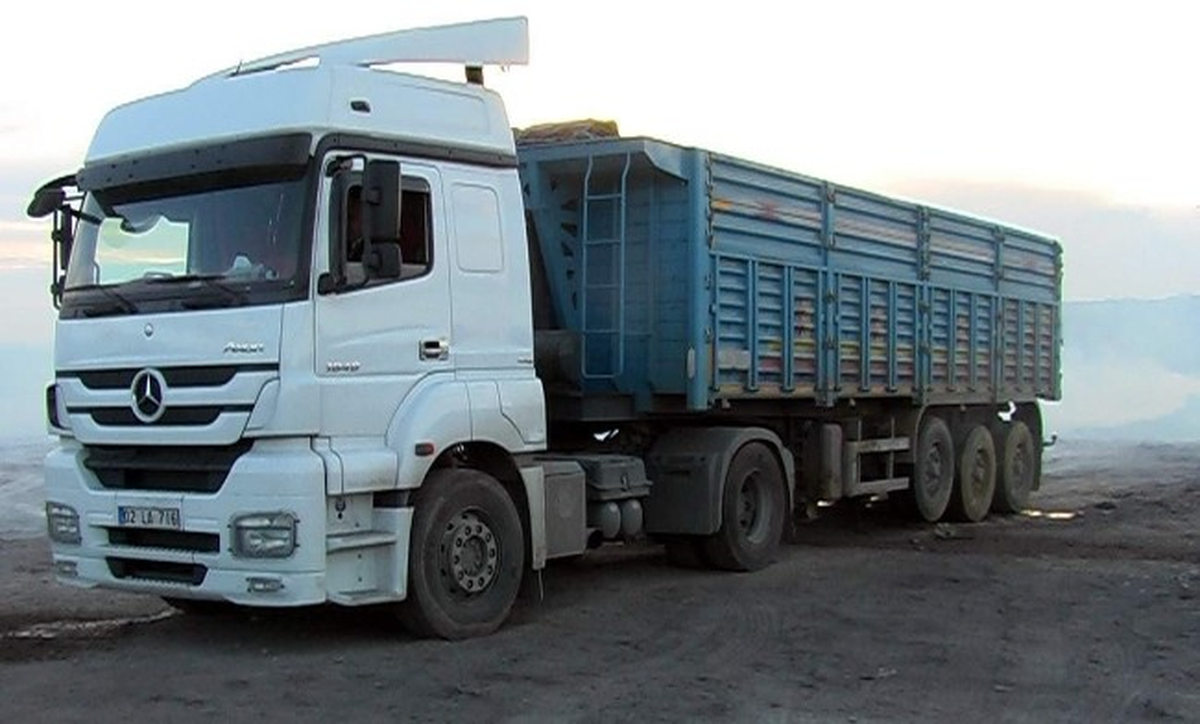 Adıyaman\'da Tır, Atık Boşaltıldığı Sırada Alev Aldı