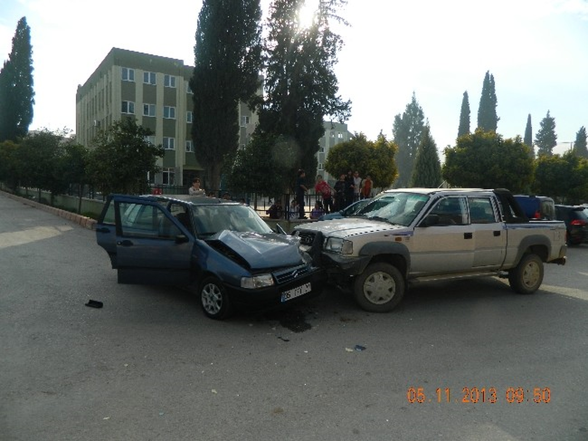 Torbalı\'da Okul Önündeki Kaza Ucuz Atlatıldı