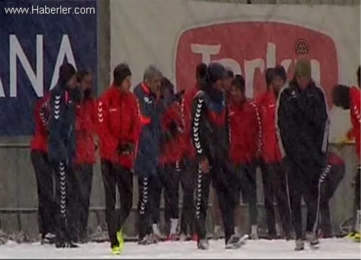 Torku Konyaspor, Akhisar Belediyespora Kar Altında Çalışıyor