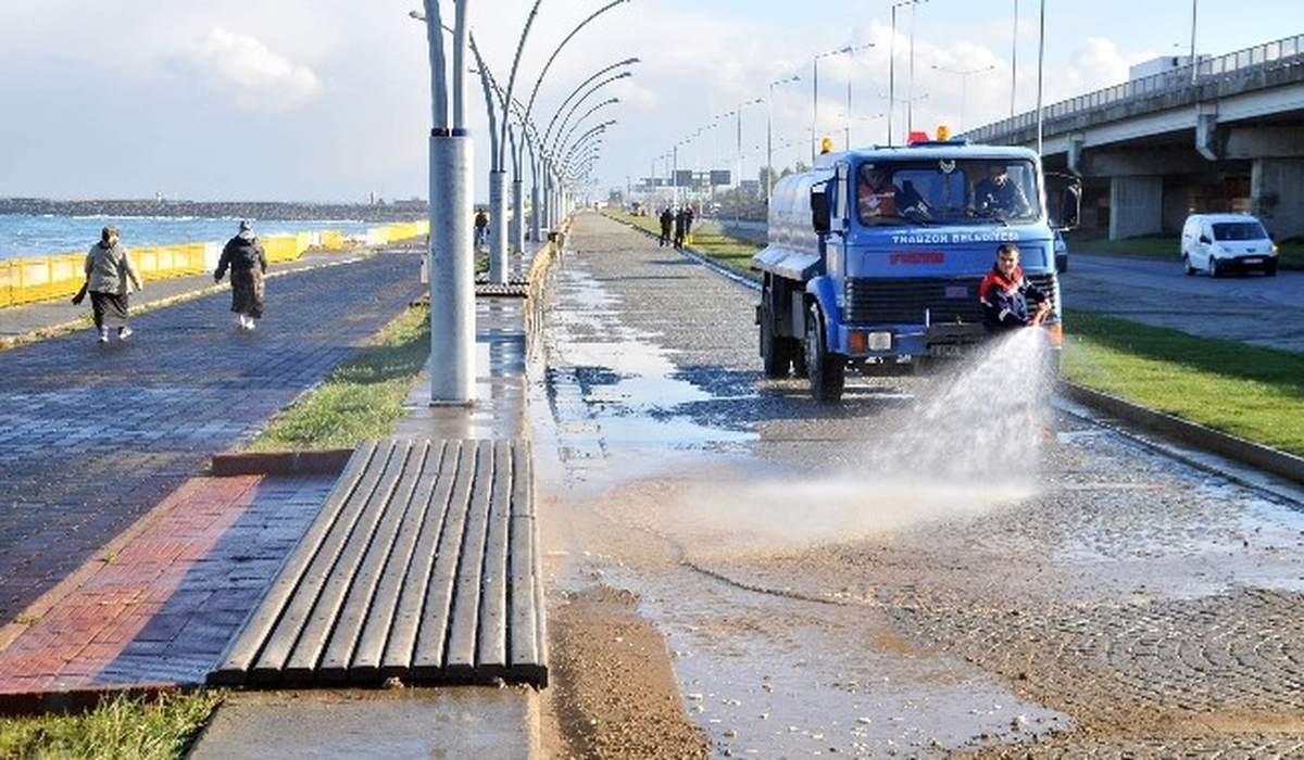 Trabzon\'da Yürüyüş Parkurunda Dalgaların Oluşturduğu Kirlilik Temizleniyor