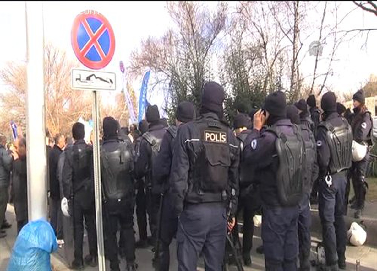 Türkiye Kamu Sen üyelerinden toplu sözleşme protestosu
