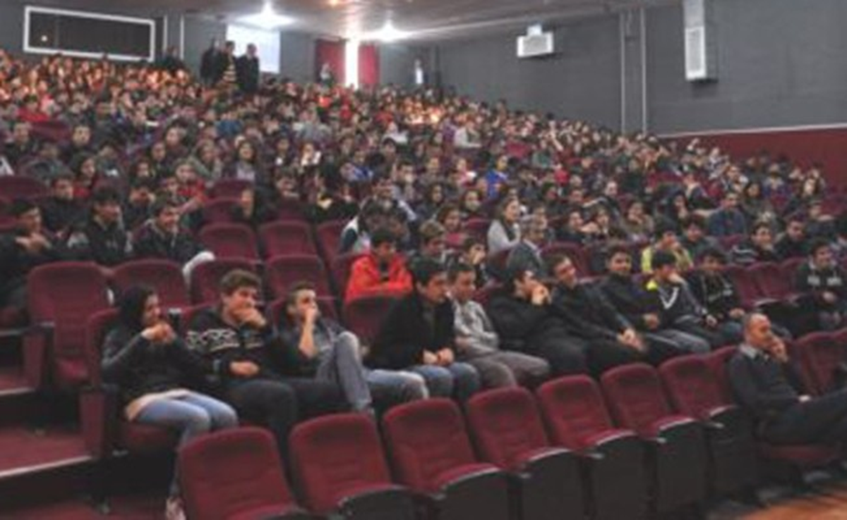 Urla Emniyeti\'nden Liselilere "Mutlu Bakış Projesi" Semineri