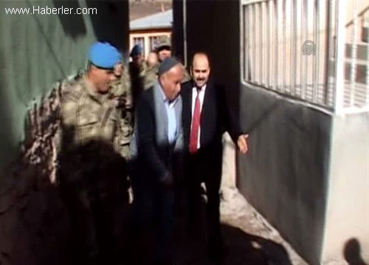 Vali Aydın, 4 çocuğu engelli olan aileyi ziyaret etti