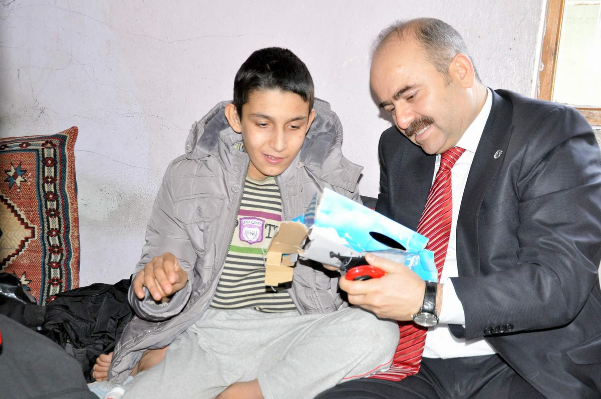 Siirt Valisi Aydın, Engelli Aileyi Ziyaret Etti