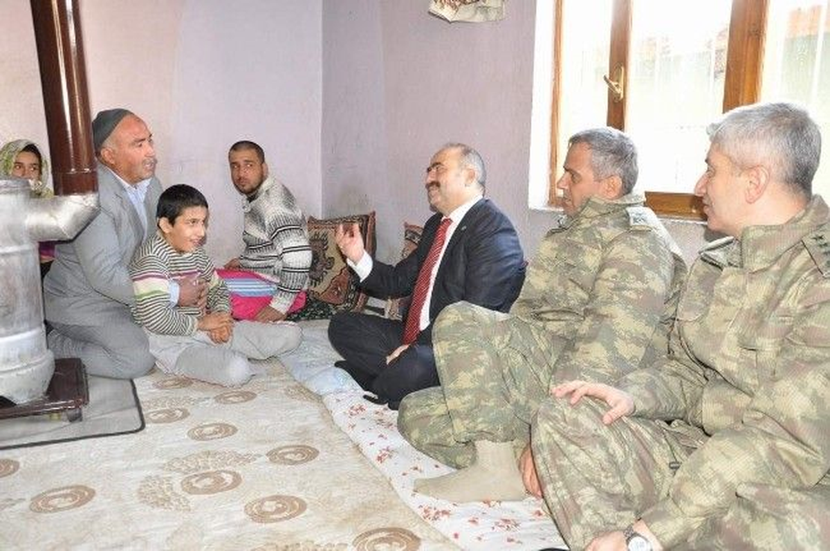 Vali Aydın Siirt\'te 4 Çocuğu Engelli Olan Aileyi Ziyaret Etti