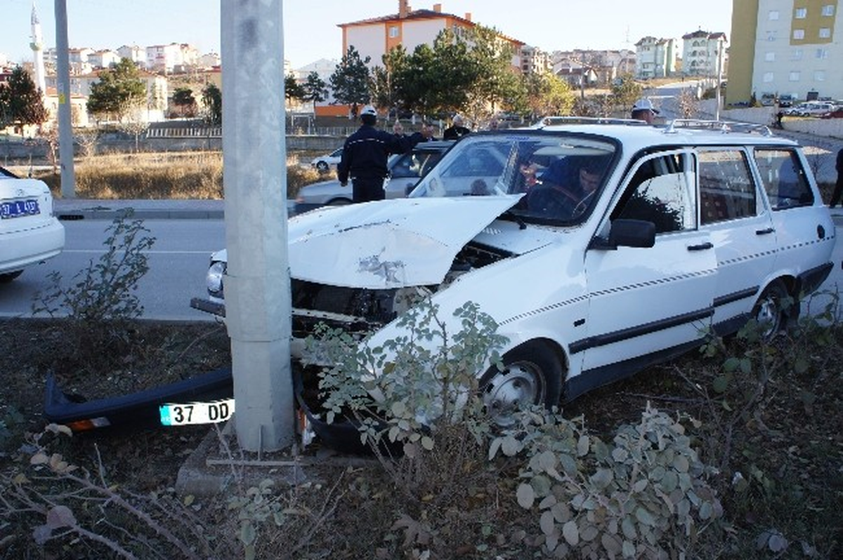 Yoldan Çıkan Otomobil Elektrik Direğine Çarptı