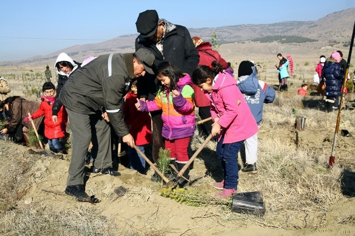 450 Öğrenci 2 Bin Fidanı Toprakla Buluşturdu