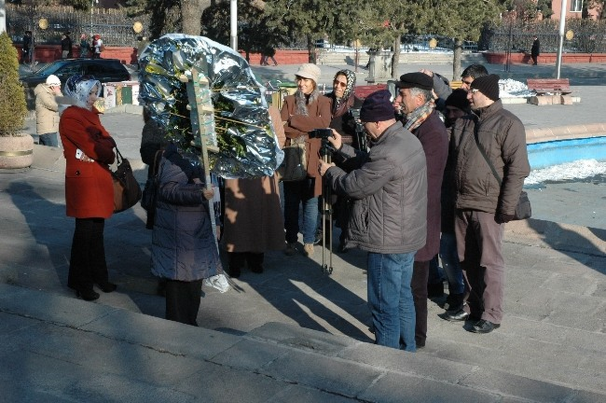 5 Aralık Kadın Hakları Günü Töreninde Erkek Katılımcıların Sayısı Fazla Olunca Kadınlar İsyan Etti