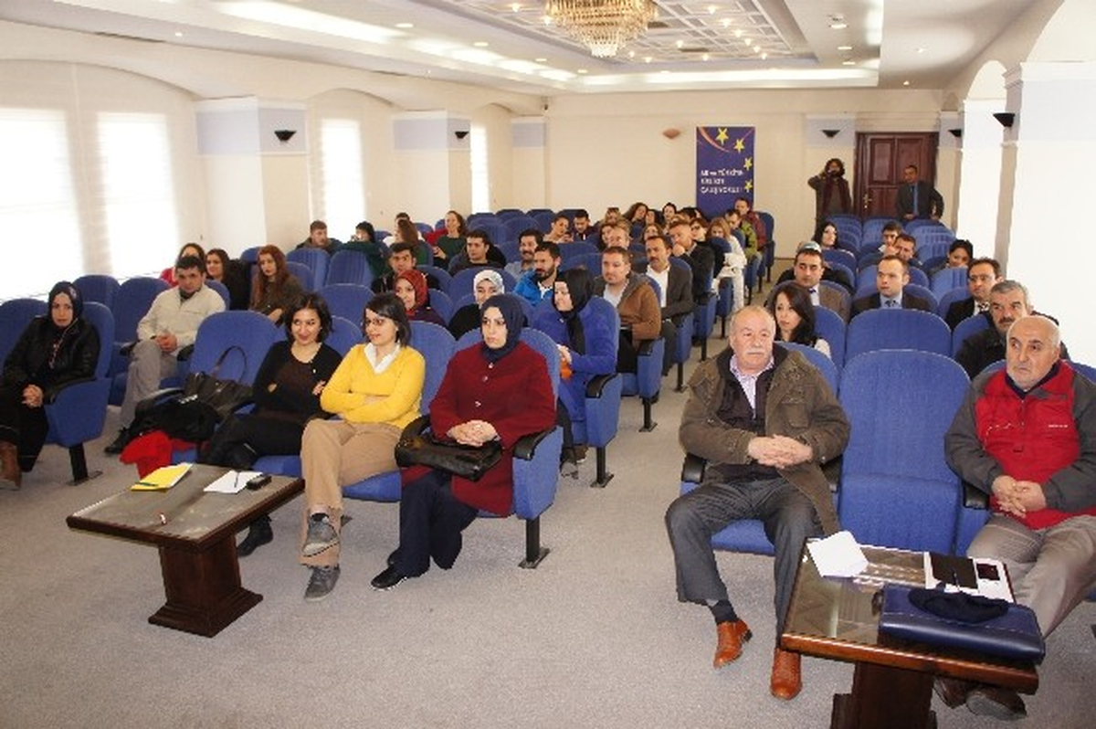 AB\'li Gençlerle İşsizliğe Çözüm Yolu Arandı