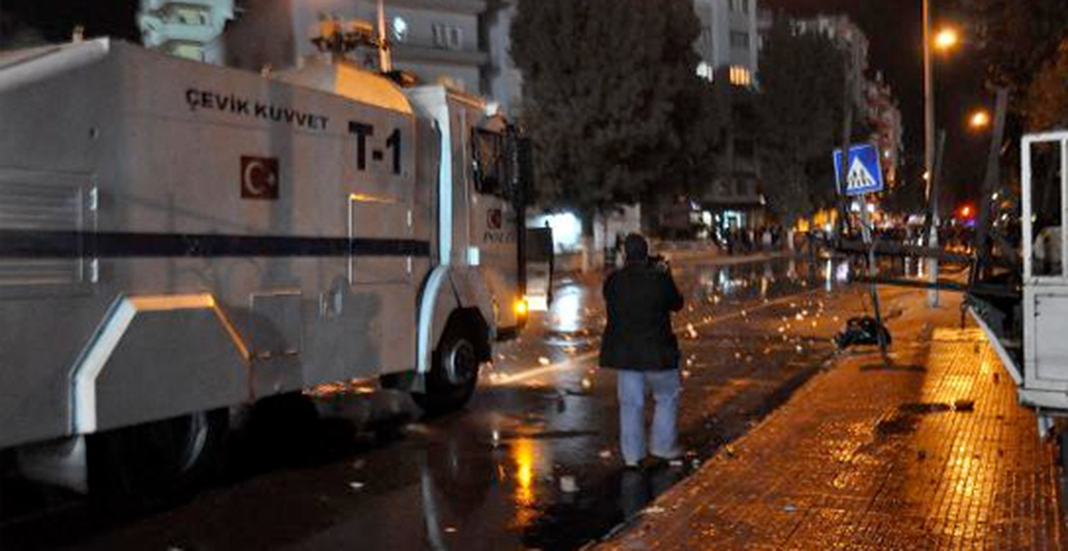 Adana\'da Maç Sonrası Taraftarlar Polisle Çatıştı