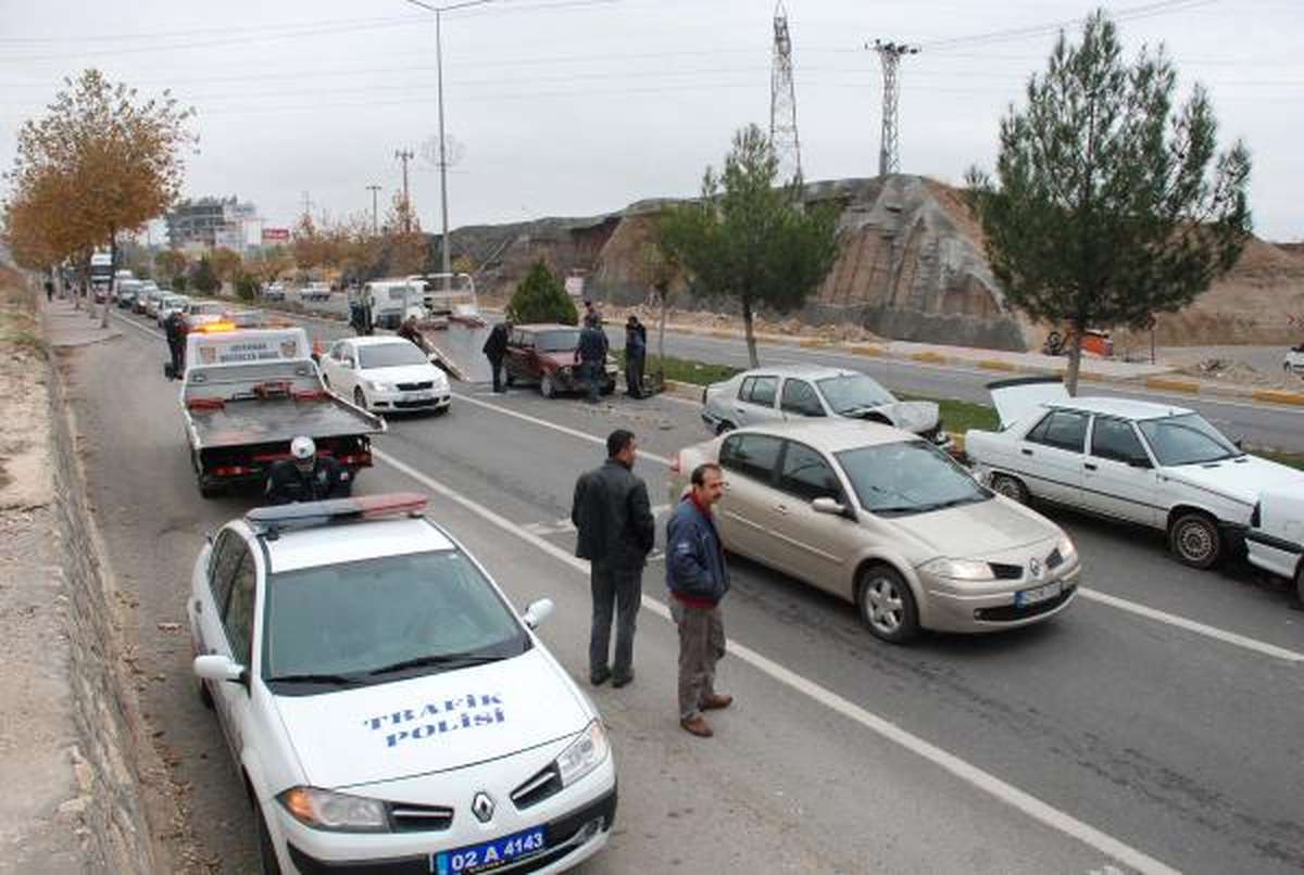 Adıyaman\'da Birbirine Giren 9 Araçta Hasar Oluştu