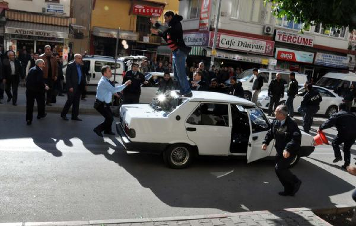 Adliye Önünde Silahlı, Bıçaklı Kavga: 2 Yaralı
