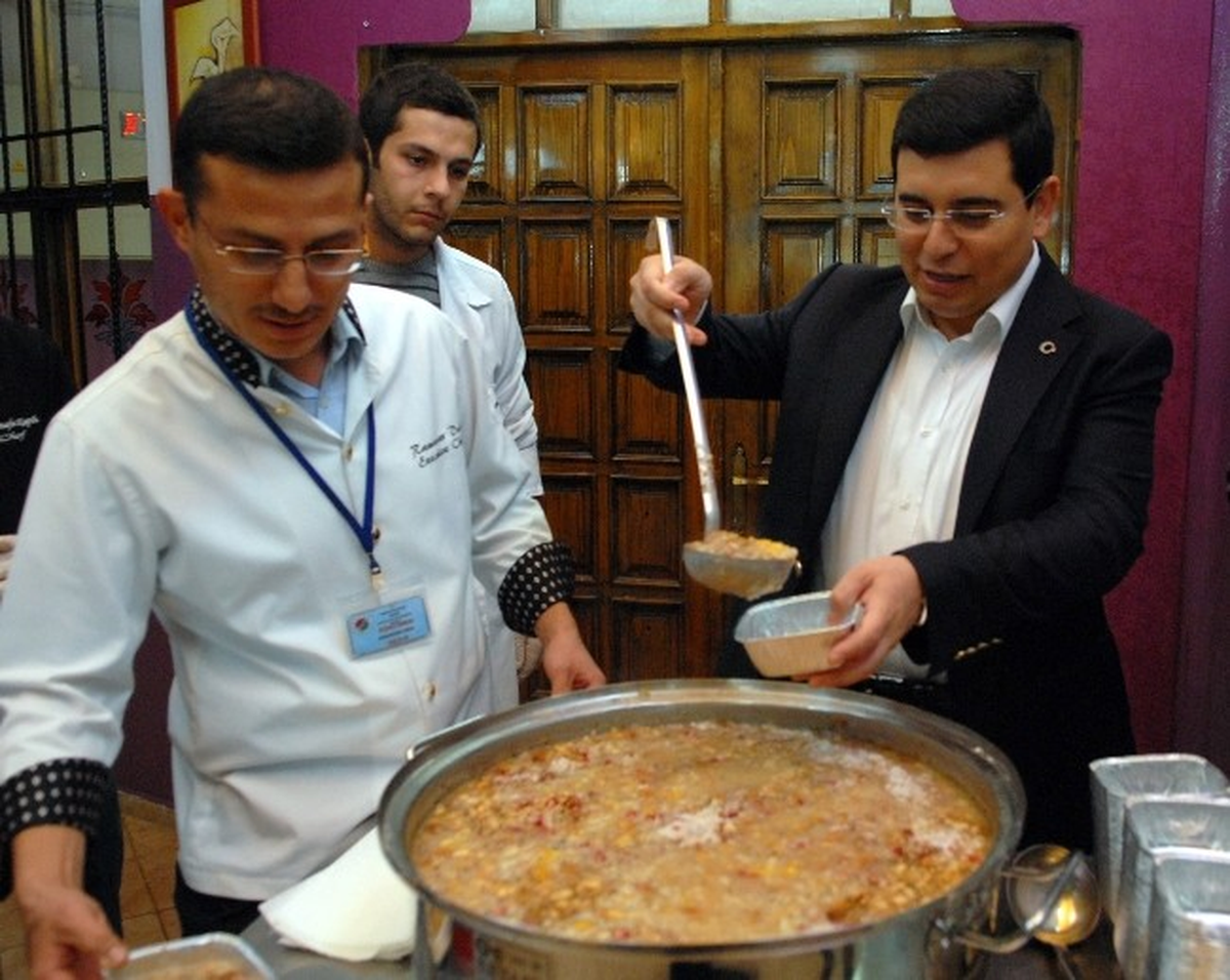 Akmek Vatandaşlara Aşure İkram Etti