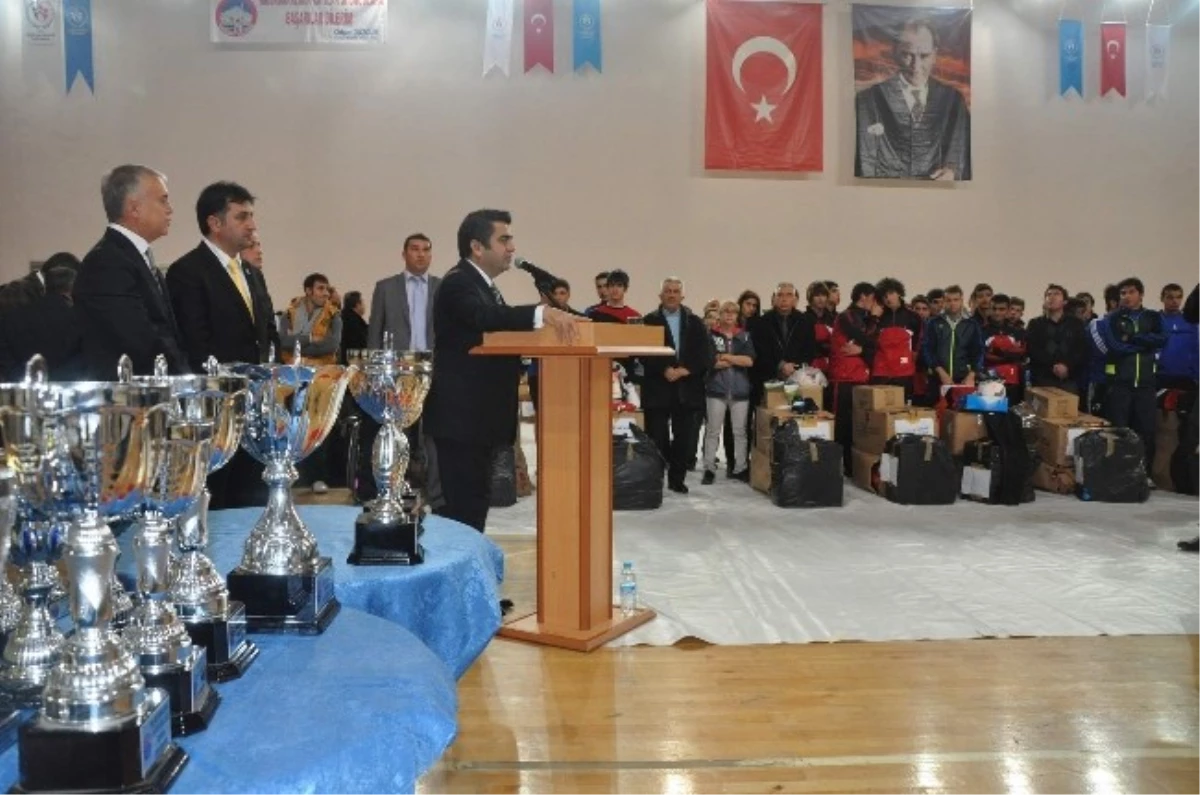 Kayseri\'de Amatör Spor Kulüplerine Malzeme Desteği