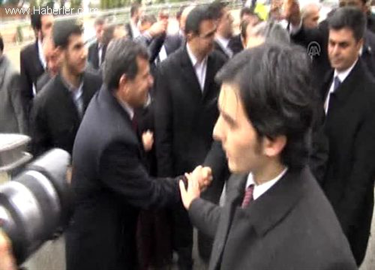 Arınç, AK Parti İlçe Başkanlığı\'nı ziyaret etti