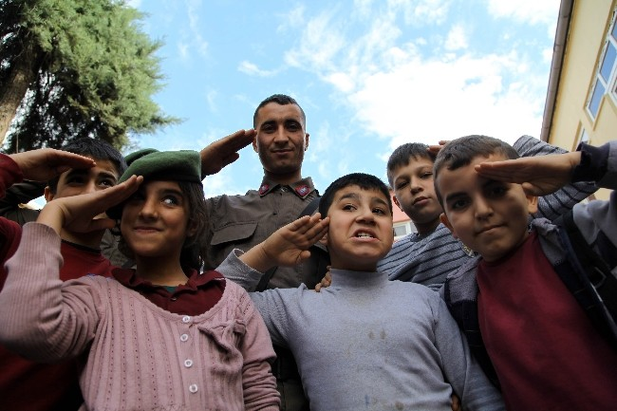 Askerden El İşareti ile \'Yalnız Değilsiniz\' Mesajı