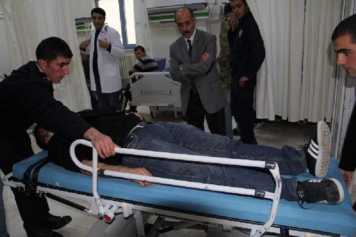 Başkale\'de Askeri Araç Devrildi: 11 Yaralı