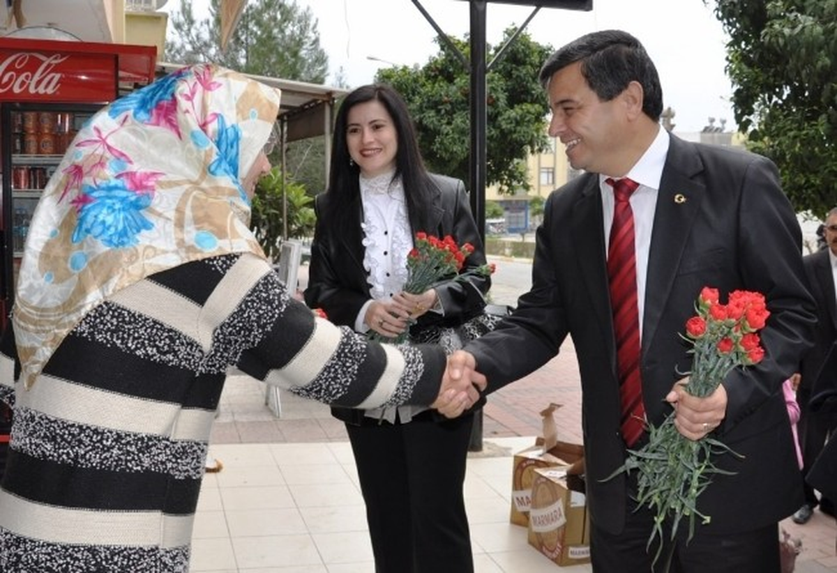 Başkan Türe Kadınlara Karanfil Dağıttı