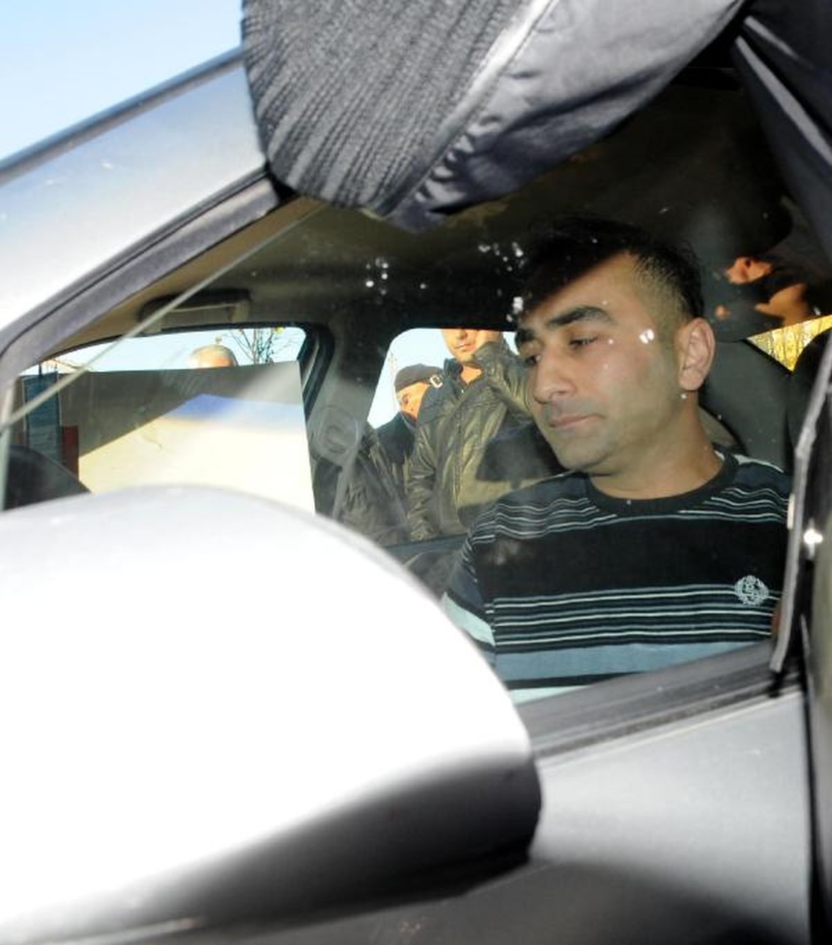 Belediyeyi Protesto İçin Kendini Otomobile Kilitledi