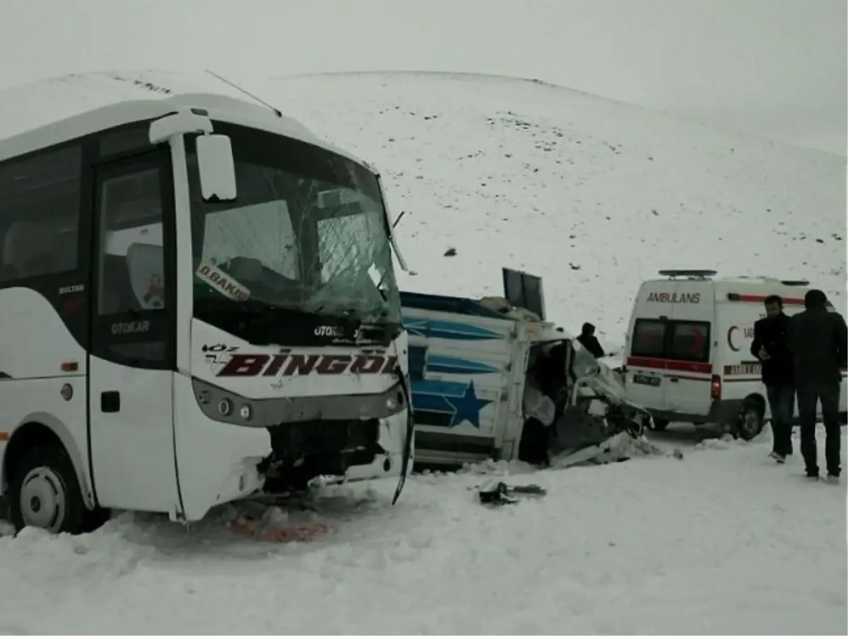 Bingöl\'de Trafik Kazası: 1 Ölü, 3 Yaralı