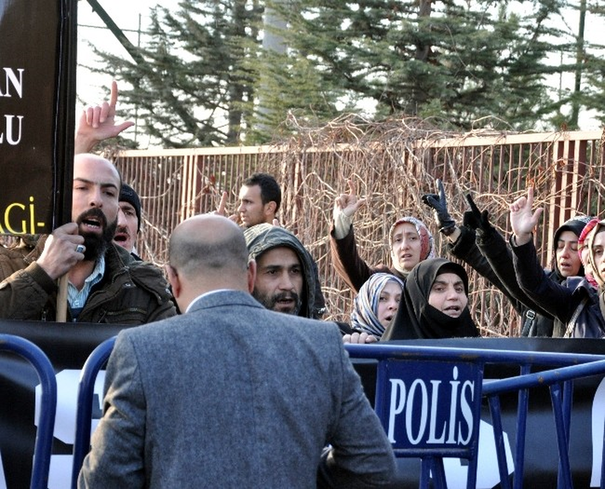 Bolu\'da Cezaevi Önünde Eylem