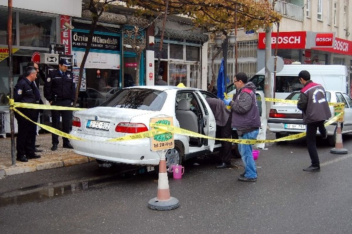 Camları Kırık, İçinde Kan İzi Olan Otomobile İnceleme