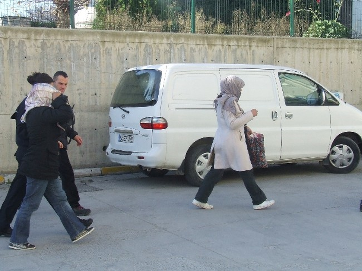 Çarşaf Giyerek Hırsızlık Yapan Kardeşler Suçüstü Yakalandı