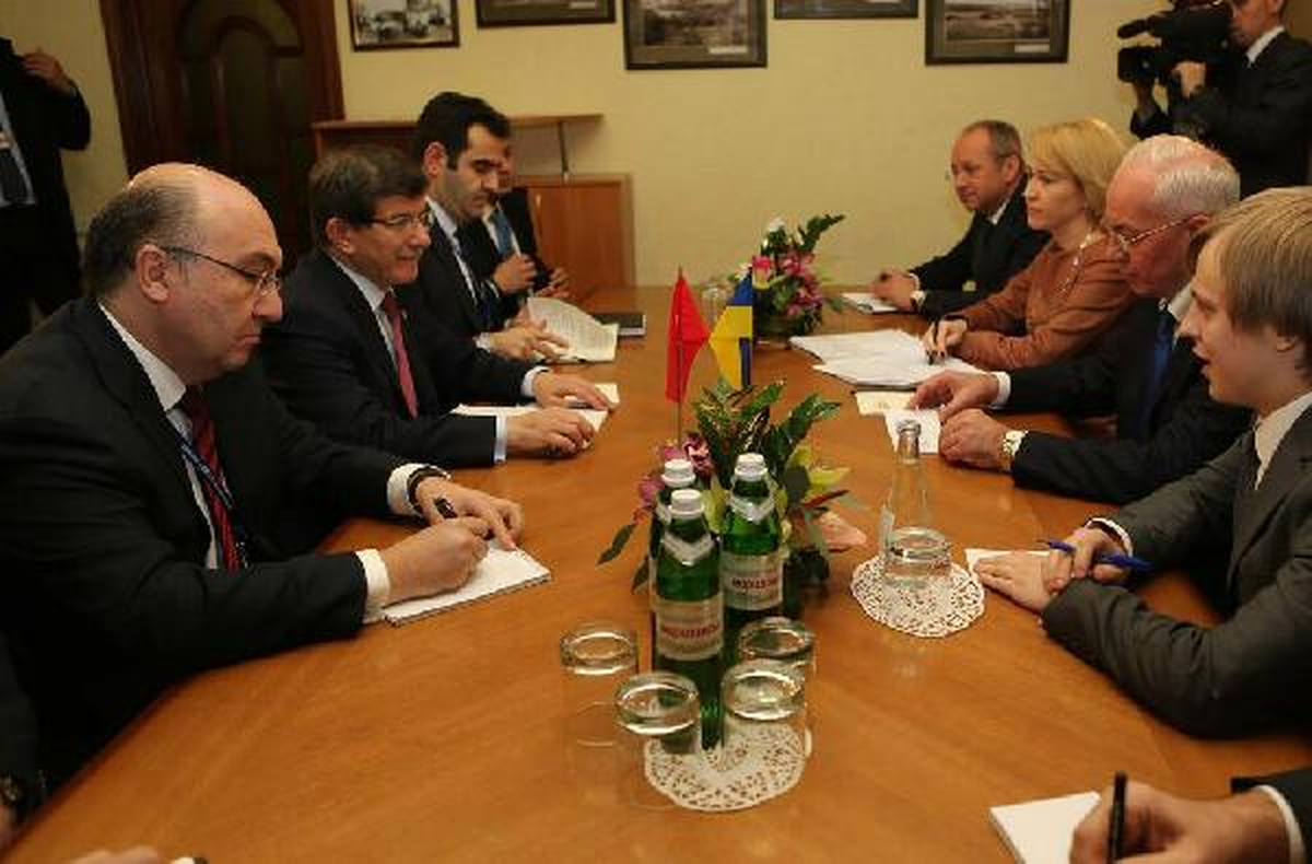 Bakan Davutoğlu, Ukrayna Başbakanı Azarov İle Görüştü