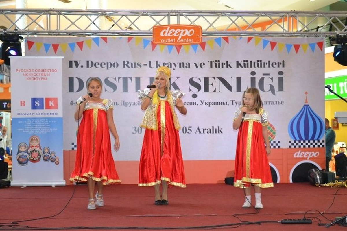 Antalya\'da Dostluk Şenliği Renkli Görüntülerle Sona Erdi