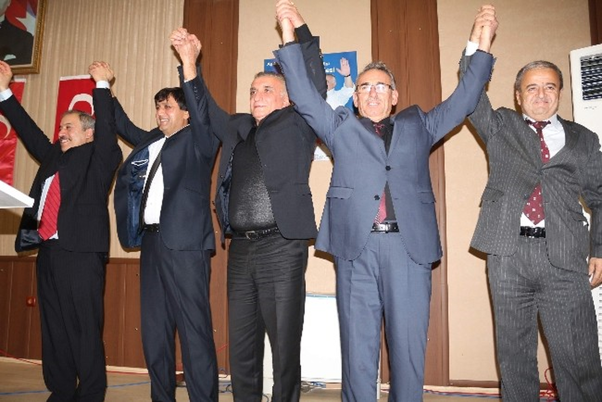 DP ve CHP\'li Belde Belediye Başkanları MHP\'ye Geçti