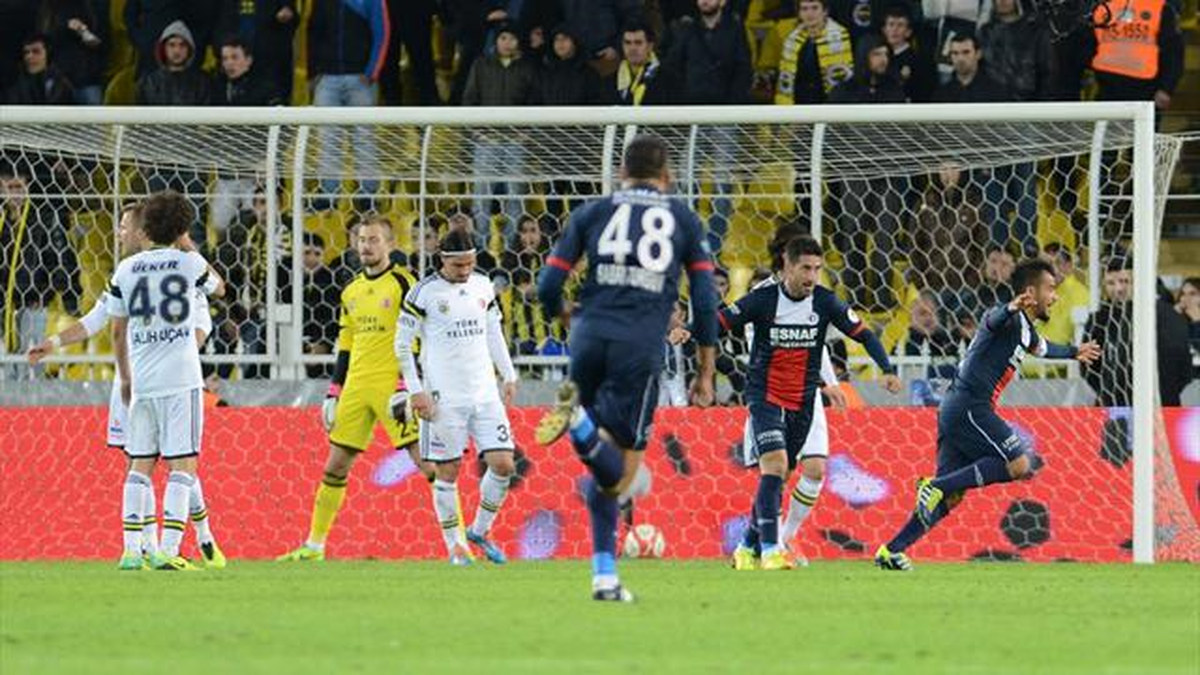 Fenerbahçe\'nin Fethiyespor Yenilgisi, Hollanda Basınında Yer Buldu