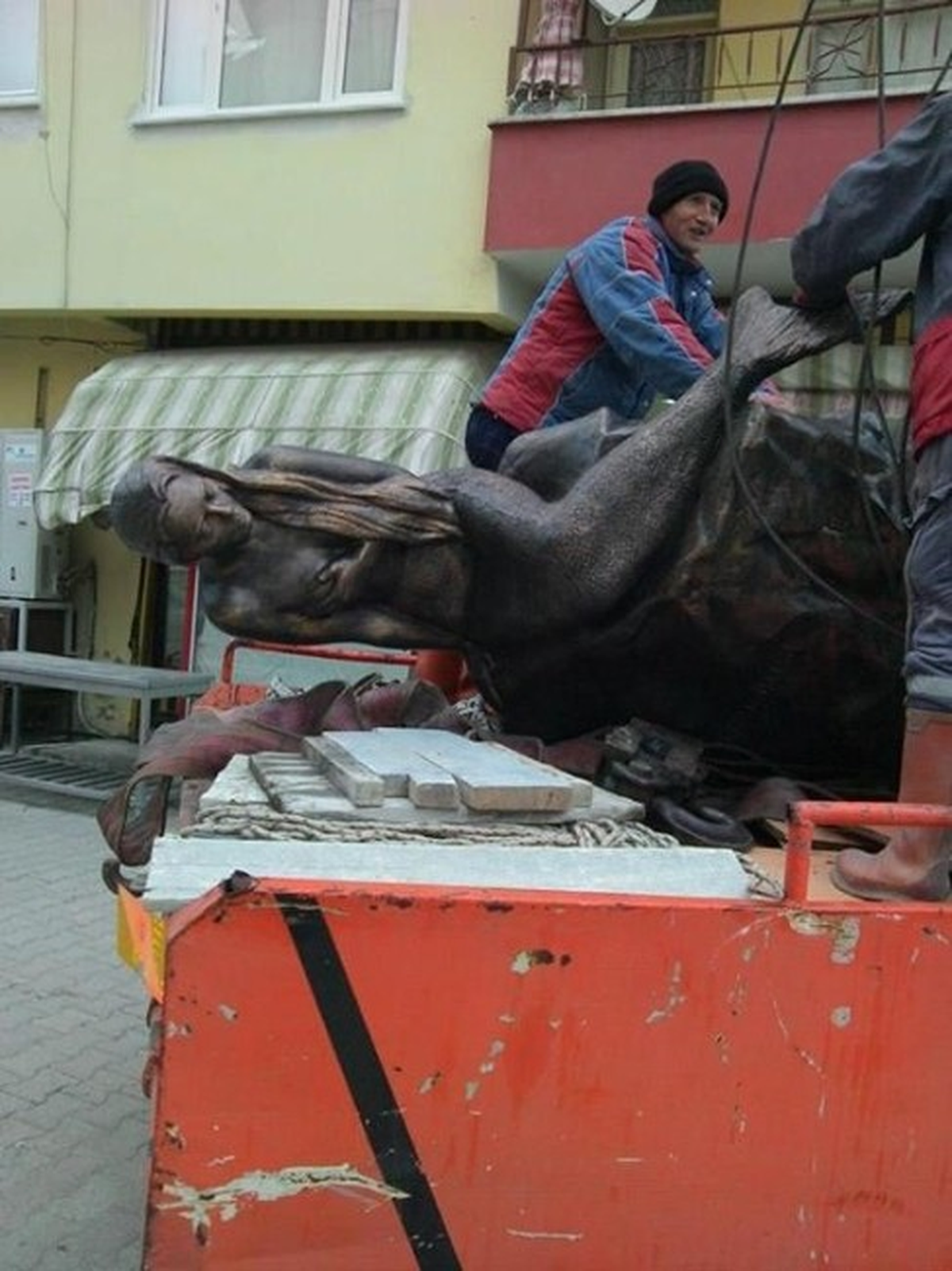 Fırtına Deniz Kızını Kıyıya Sürükledi