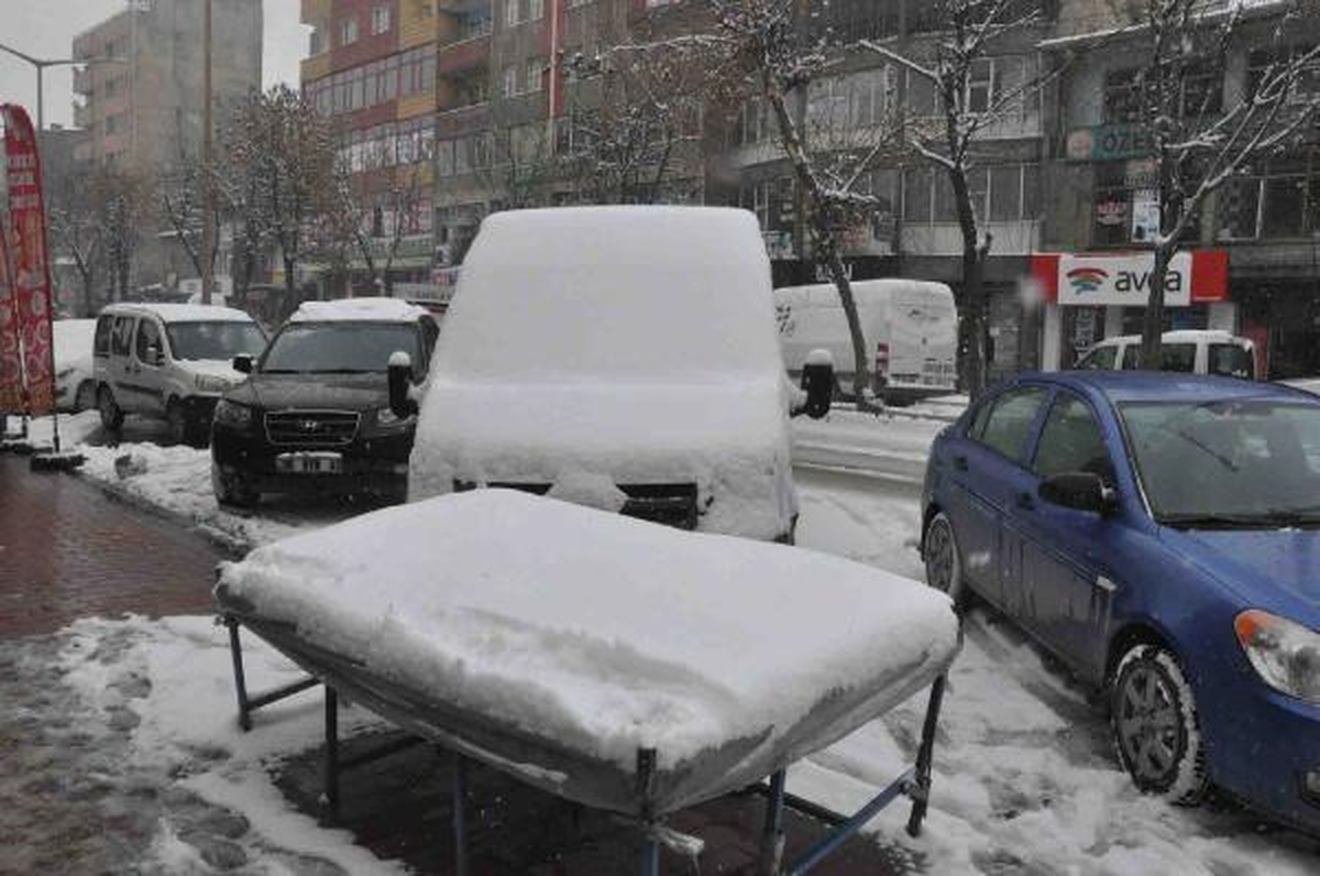 Hakkari ve Çukurca\'da Mevsimin İlk Karı Yağdı