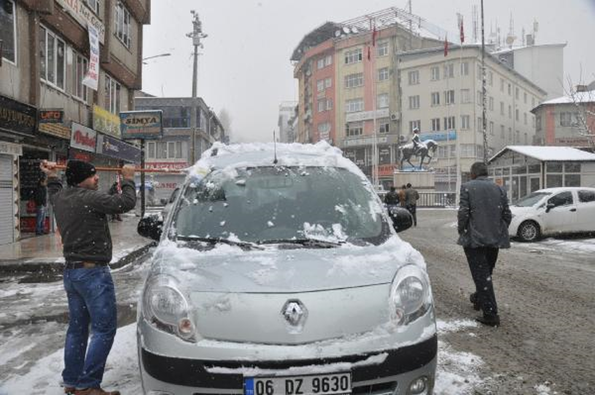 Hakkari ve Çukurca\'da Mevsimin İlk Karı Yağdı