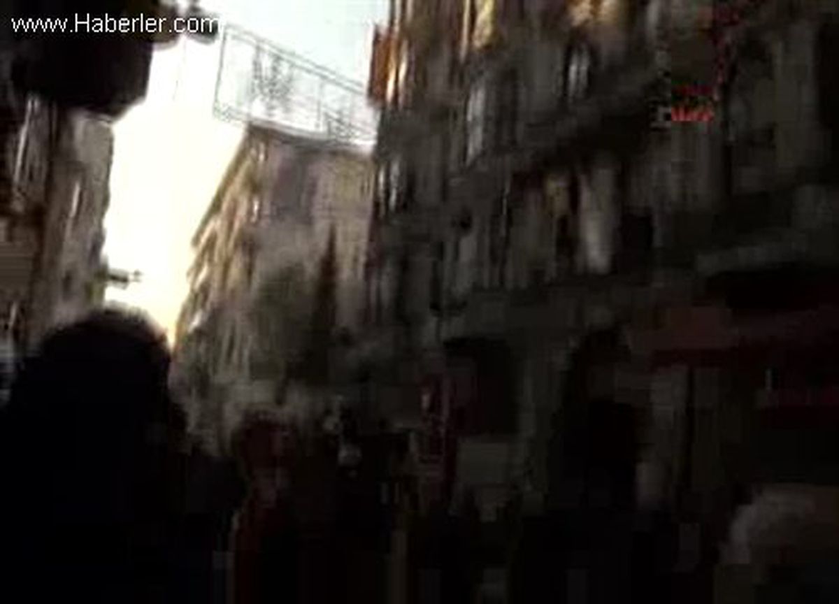 İstiklal Caddesi\'nde Duman Paniği