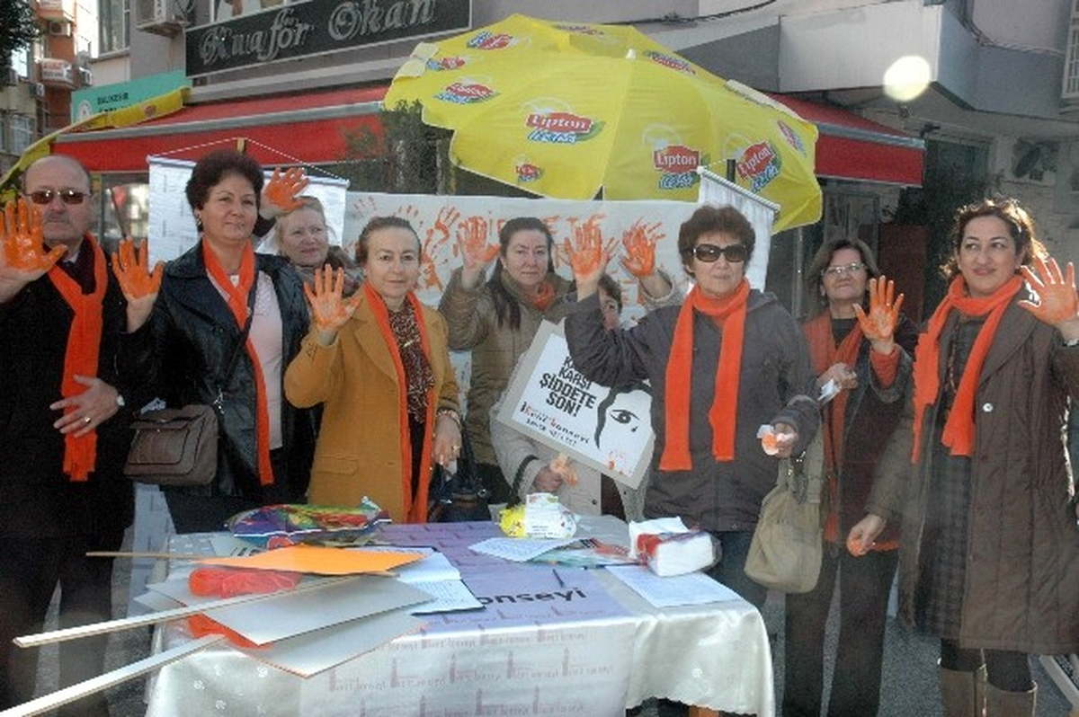 Kadınlardan Şiddete Karşı "Turuncu" Protesto