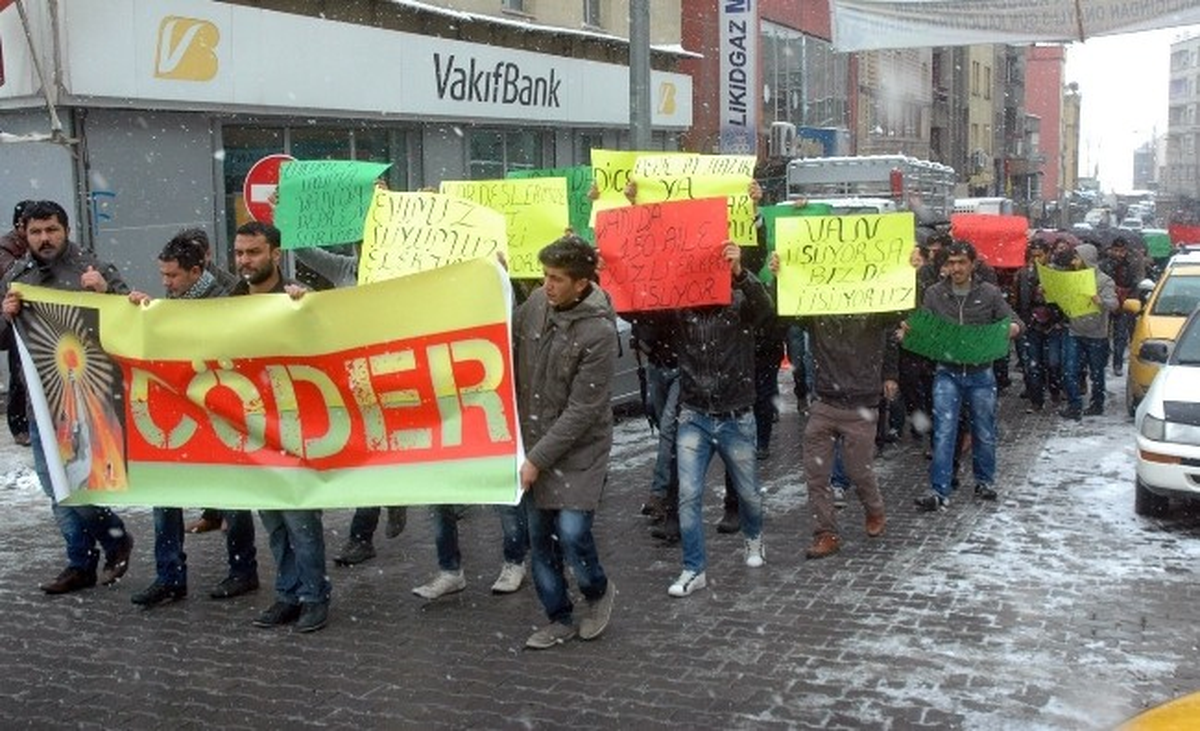 Kar Yağışı Altında Vanlı Depremzedelere Destek Yürüyüşü