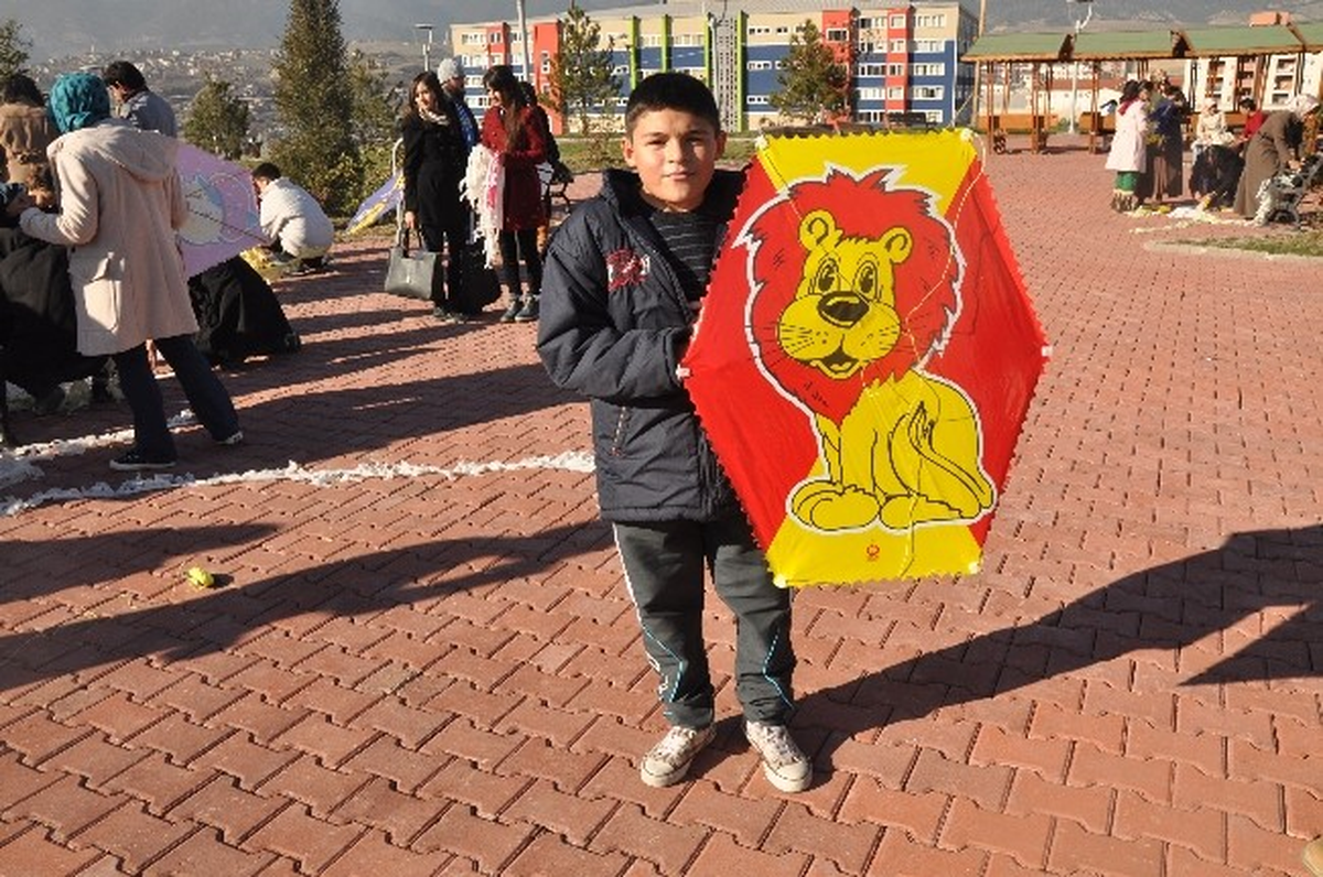 Kbü\'de Uçurtma Şenliği Düzenledi K