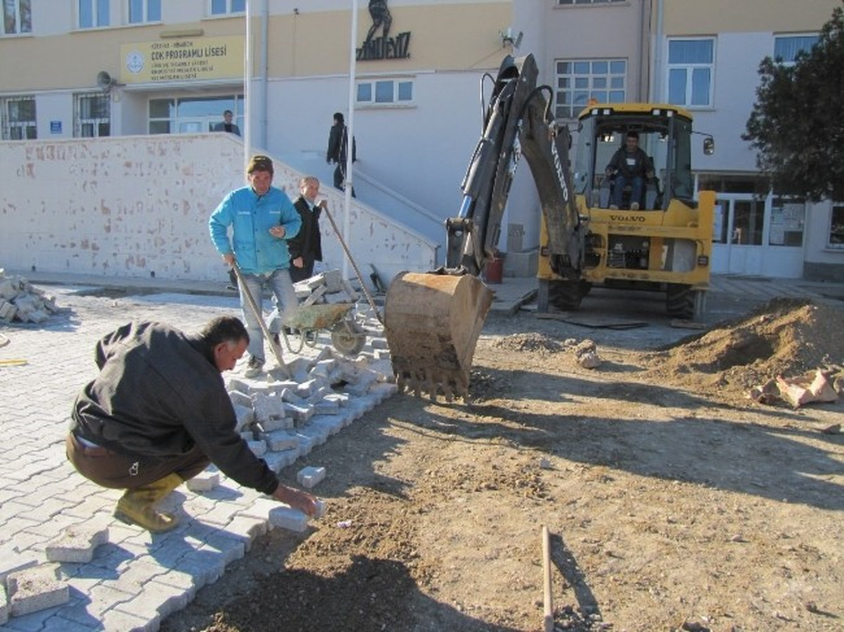 Lise Bahçesine Kilitli Parke Taşı