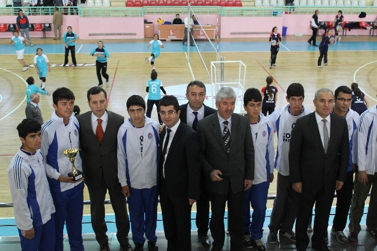 Liseler Arası Voleybol Turnuvasında Sorgun Anadolu Öğretmen Lisesi Birinci Oldu