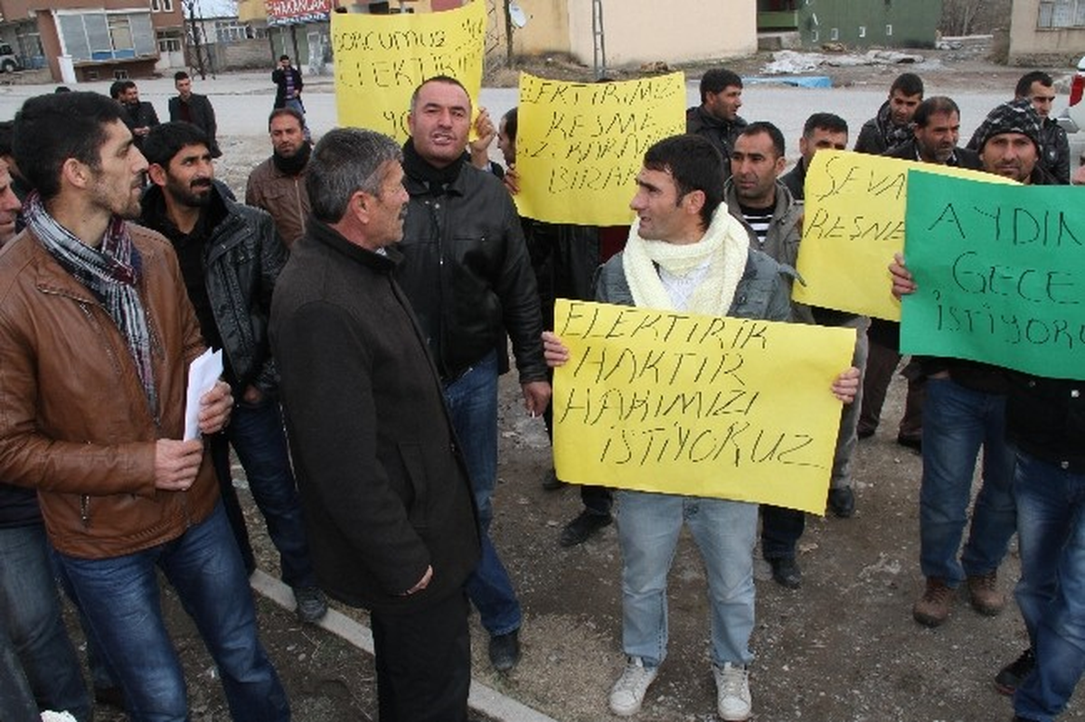 Muradiye\'de Elektrik Kesintileri Protesto Edildi