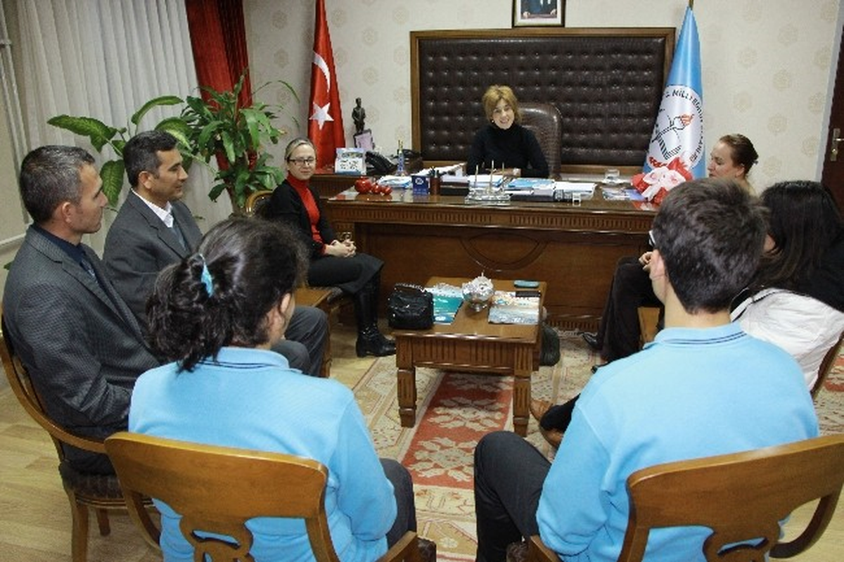 Öğrencilerden Aksaray Milli Eğitim Müdürü Deneri\'ye Ziyaret