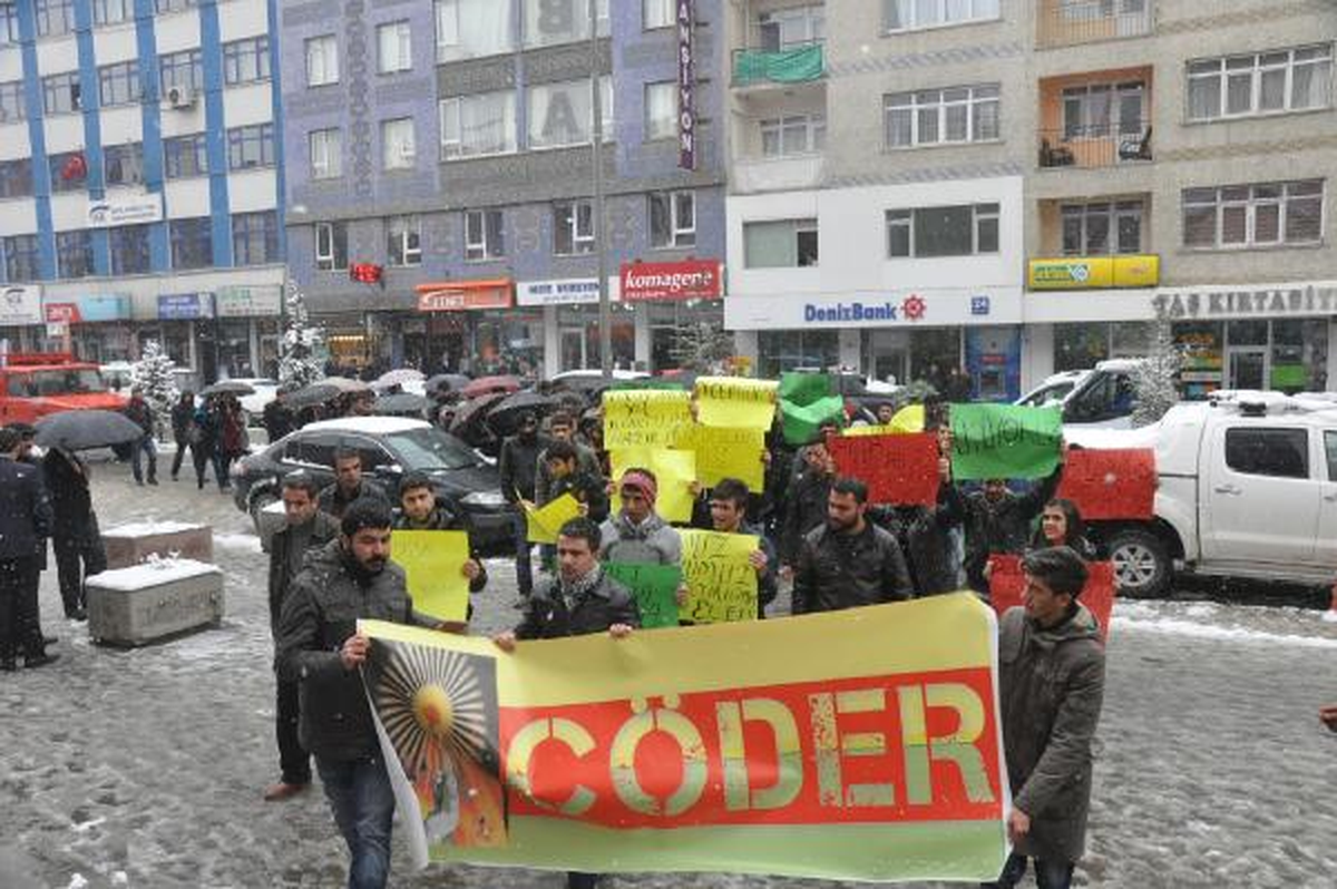 Van\'a Destek Pankartı: 150 Aile Kızlı-Erkekli Üşüyor