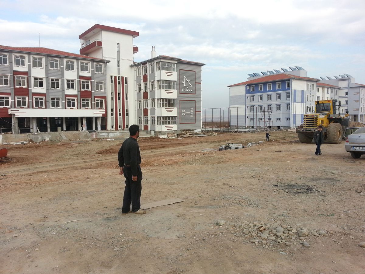 Ögretmen Lisesinde Calısmalar Sürüyor