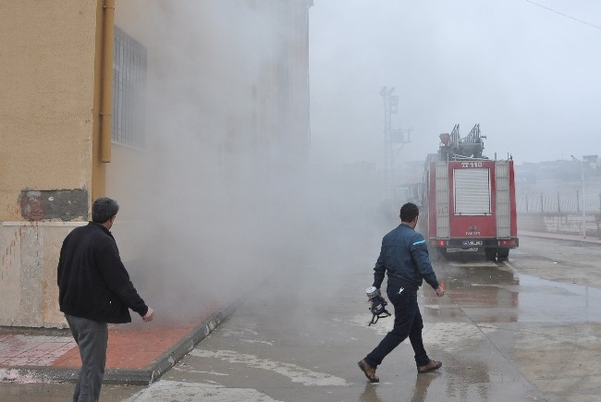 Nusaybin\'de Okul Kömürlüğünde Yangın Çıktı