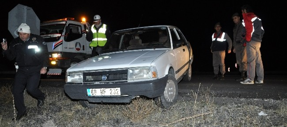Otomobil Refüje Çarptı: 1 Yaralı